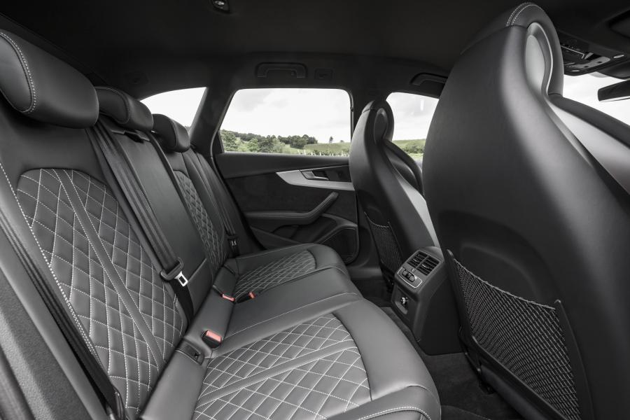 Интерьер Audi S4 Avant (B9) 2017 года  (UK) (фото 24 из 31)